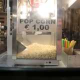 Incontriamo Nicola in via Sparano, mentre con il suo �truck� rosa (come si direbbe nel gergo dello street food) cerca di vende sacchetti di popcorn al prezzo di un euro